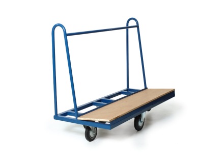 Platenkar in dompelstelling, ontworpen om zware platen gemakkelijk te vervoeren. De kar heeft een stevig frame. Perfect voor